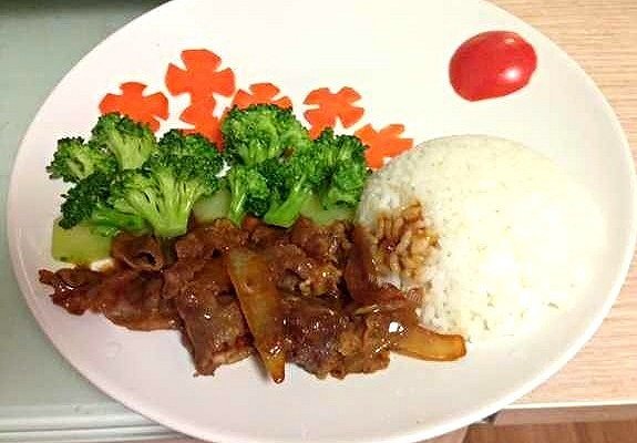 摆Pose的招牌牛肉饭