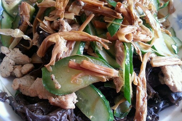 乐乐自家菜-肉丝炒黄花木耳