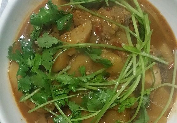 川香土豆闷鸡块
