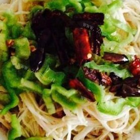 简约版红豆薏米粥  炝拌金针菇