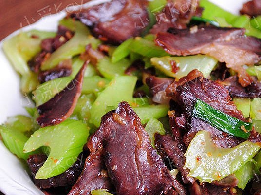 芹菜炒风吹牛肉