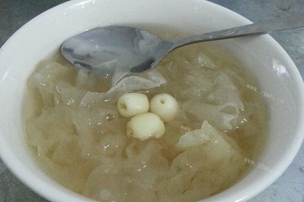 冰糖银耳莲子羹