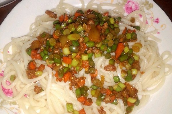 蔬菜肉丁拌面