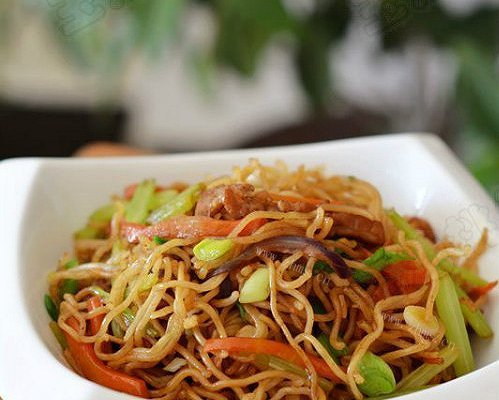 胡萝卜芹菜肉丝炒面