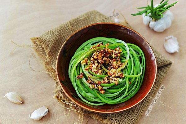 春日餐桌上的小清新美食「手撕蒜薹」