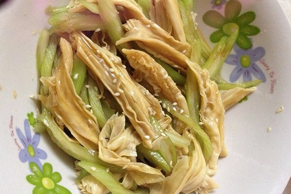 西芹拌腐朽