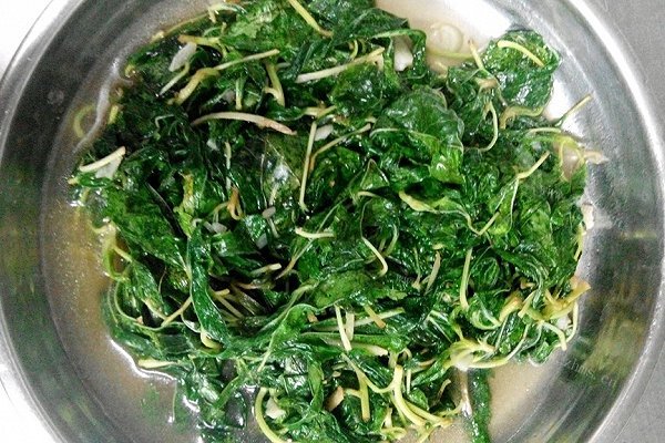 姜丝蒜蓉炒麻叶