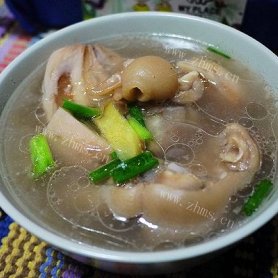 胡椒猪蹄莲藕汤