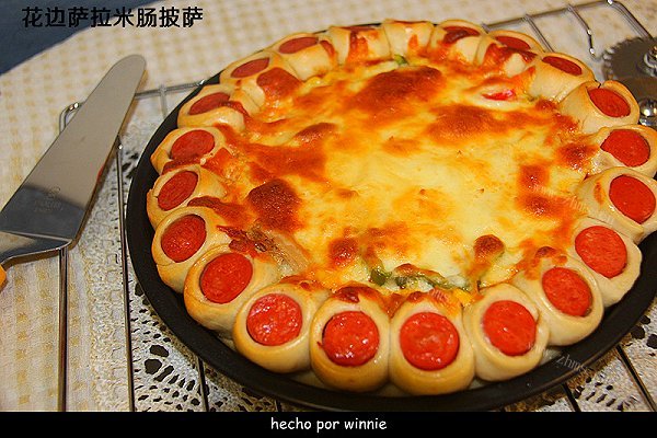 花边萨拉米肠披萨