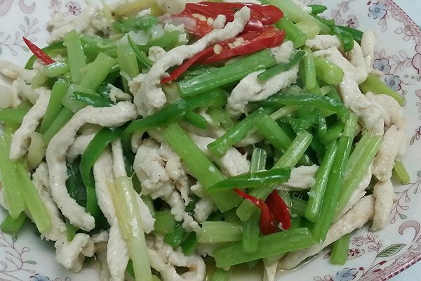 私房鸡脯肉炒香芹
