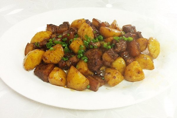 家常土豆红烧肉