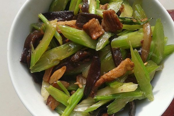 芹菜木耳炒肉丝
