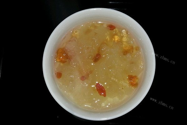 桃胶皂角米银耳羹