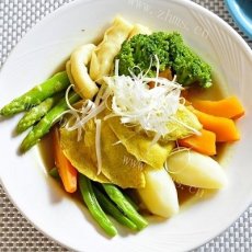 蔬菜湯咖哩佐桂冠蛋餃花枝餃