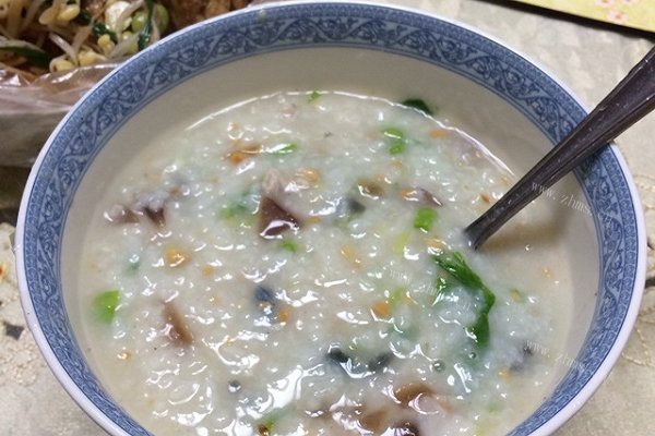超级好吃的皮蛋瘦肉粥，大人小孩都爱
