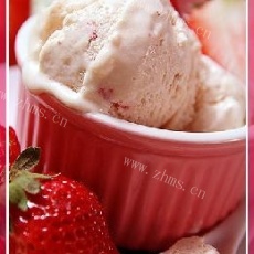 可口草莓冰淇淋