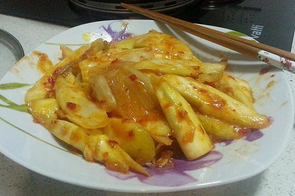 蒜蓉辣酱辣白菜炒水笋（茭白）