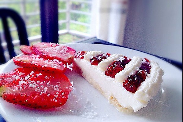 美味草莓椰子慕斯蛋糕