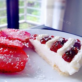 美味草莓椰子慕斯蛋糕