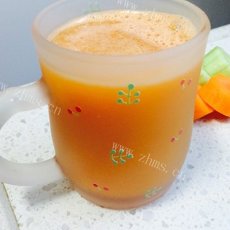美味的青瓜红萝卜汁
