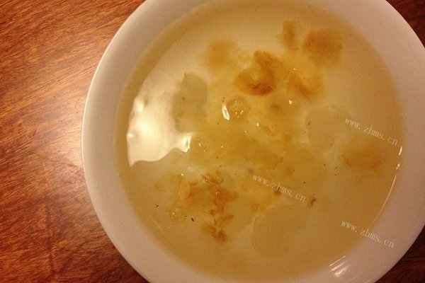 自制桃胶皂角米炖冰糖