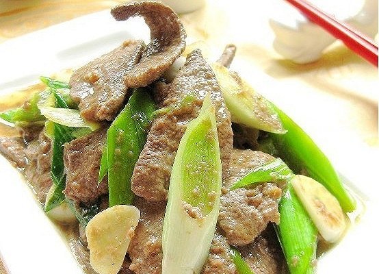 健康美食青蒜炒猪肝