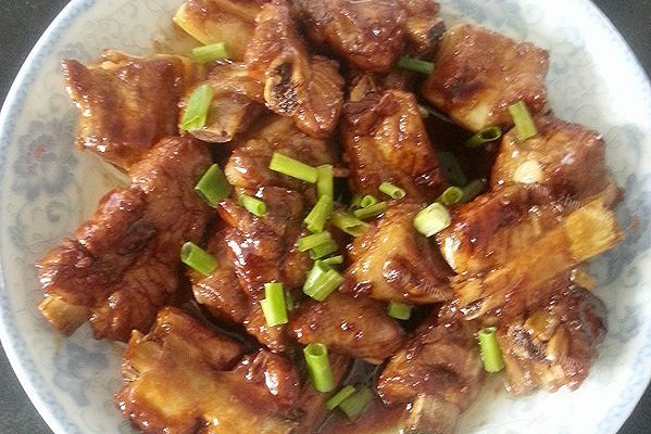 「食心食意」像红烧排骨的糖醋排骨