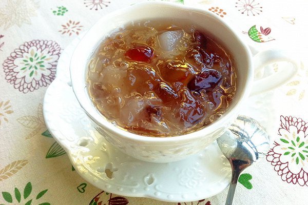 蔓越莓桃胶银耳雪梨羹
