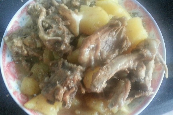 鸡骨架炖土豆