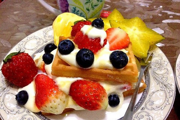 水果奶油华夫饼
