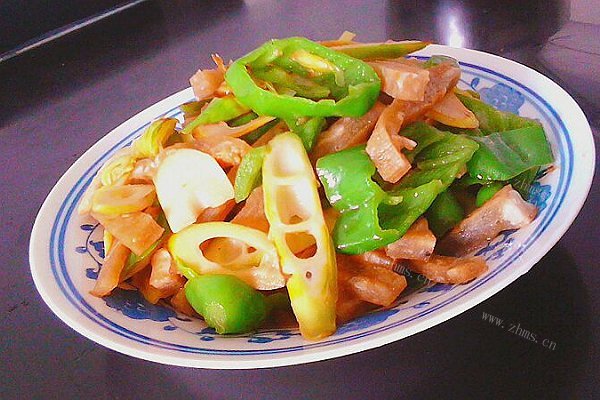 鱿鱼膏炒青椒春笋