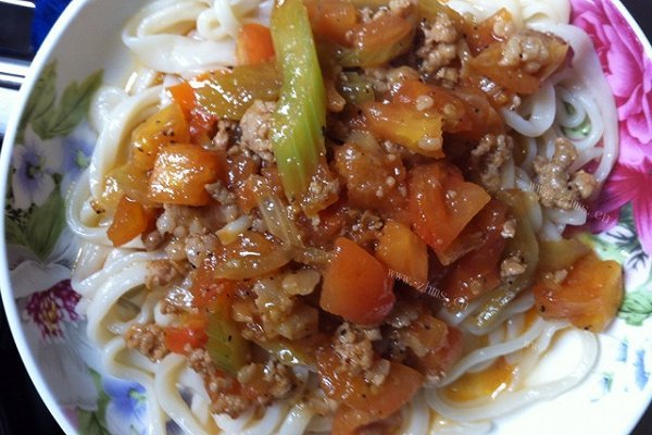 中西合璧''黑椒茄汁肉酱拉面''