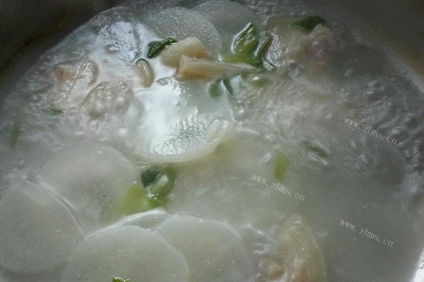 家常盐水肉炖萝卜