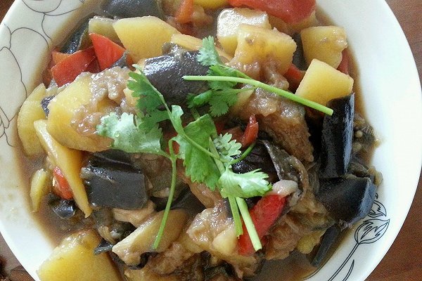 家常土豆烧茄子