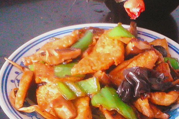油煎豆腐炒黑木耳香菇……