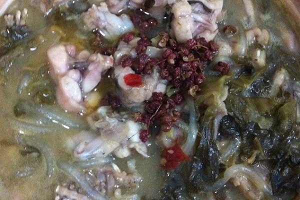 家常酸菜牛蛙褒