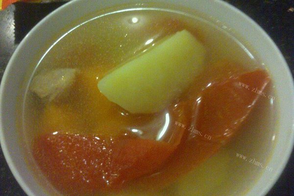 番茄红萝卜土豆瘦肉汤