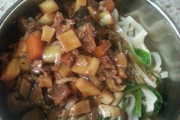 美味什锦肉丝炸酱面
