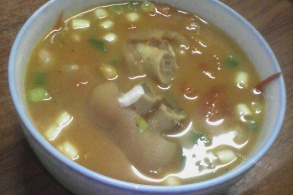 美味西红柿炖猪蹄汤