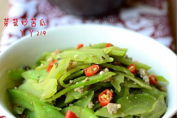 芽菜炒苦瓜：夏日开胃下饭菜