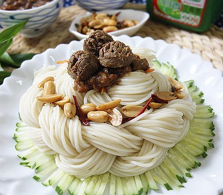 牛肉丸辫子蛋糕炸酱面