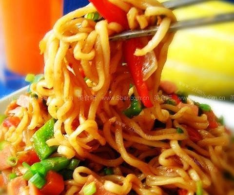 电饭锅炒五彩辛拉面