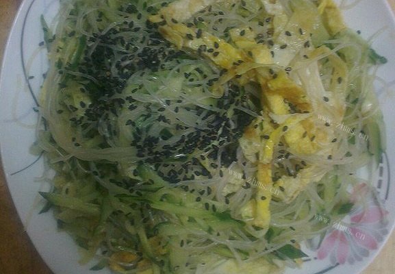 自制凉拌黄瓜粉丝鸡蛋饼