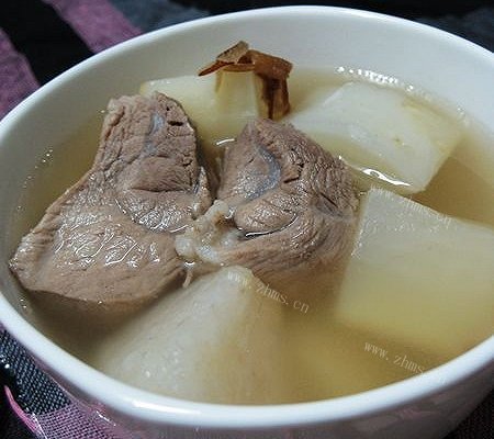 滋补雪梨蜜枣萝卜煲猪展汤