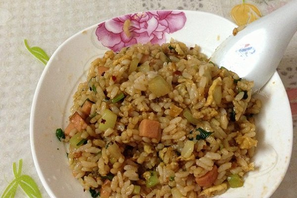 自创鸡蛋香菜火腿肠炒饭