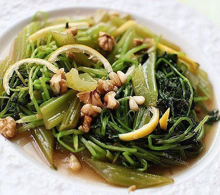 西芹香菜配核桃松子沙拉