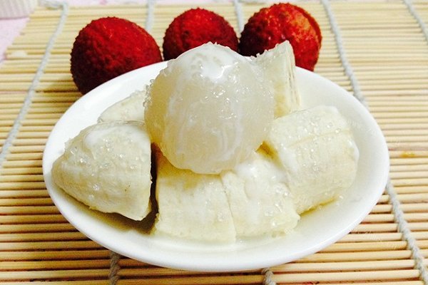 减肥食谱-水果沙拉（荔枝香蕉沙拉）