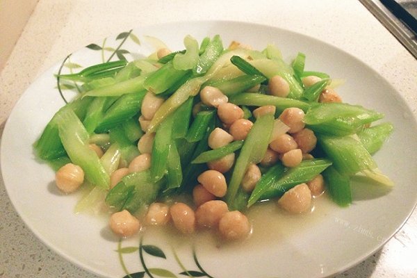 家常西芹炒夏威夷果