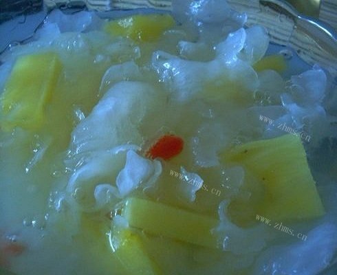 枸杞菠萝银耳汤