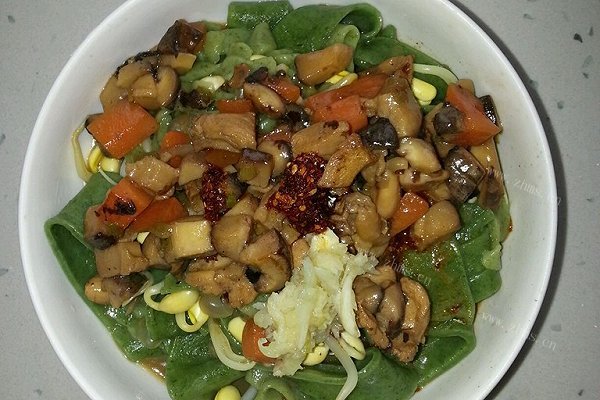 自制香菇鸡肉菠菜面